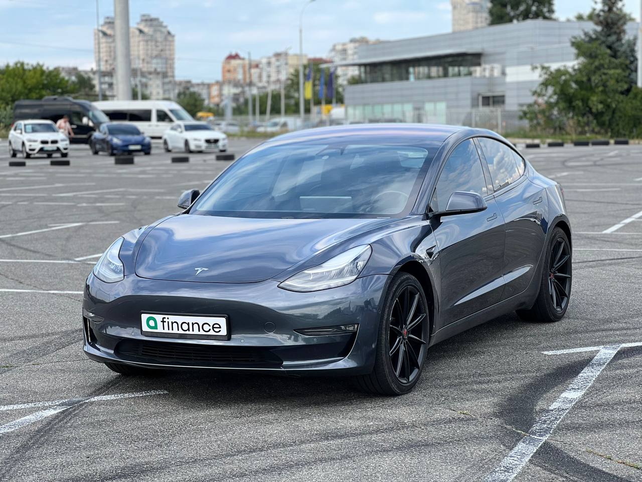 Купити Tesla Model 3 в лізинг