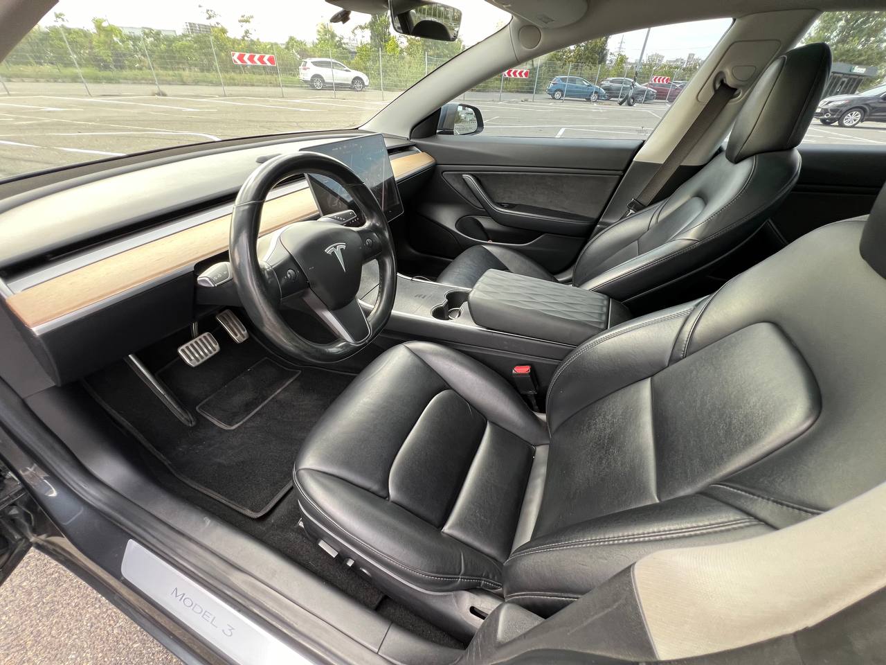 Tesla Model 3 Performance місце водія