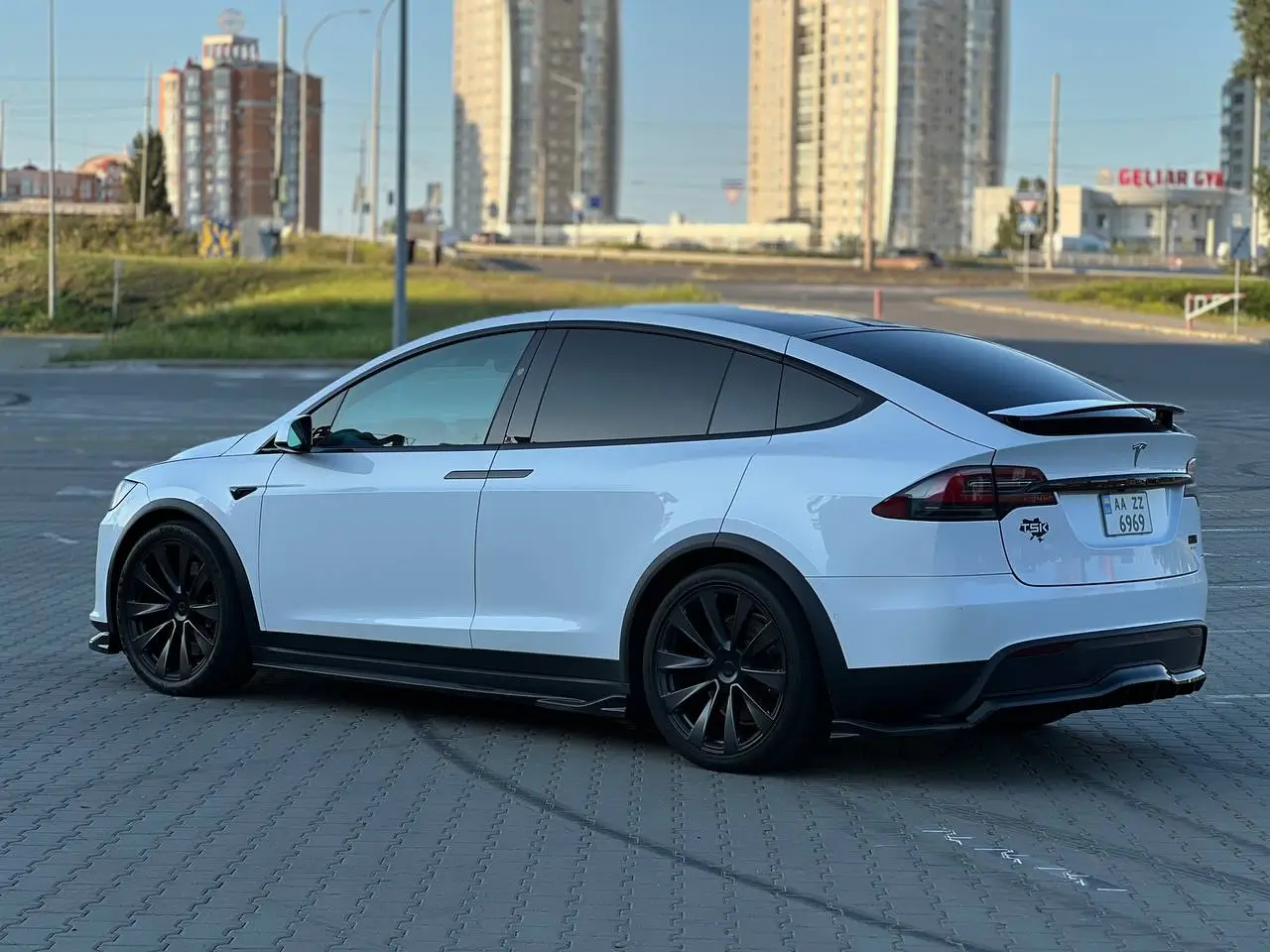 Tesla_model_X_Plaid в лізинг
